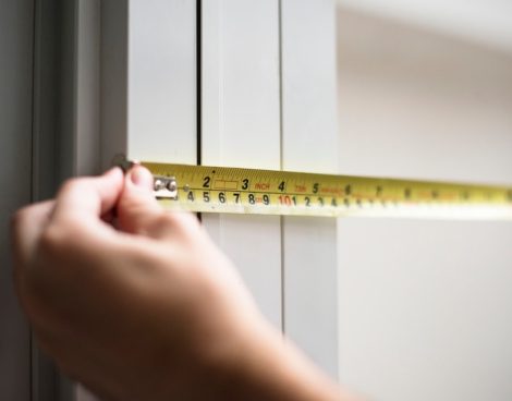 [fpdl.in]_hombre-midiendo-cinta-amarilla_53876-77243_medium